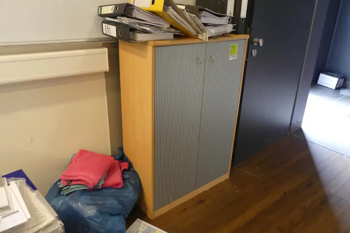 Sideboard, mit Inhalt Maße in cm ca. 74 x 34 / Hinweis: Betrifft nur die Sachen im Sideboard, ohne Ordner